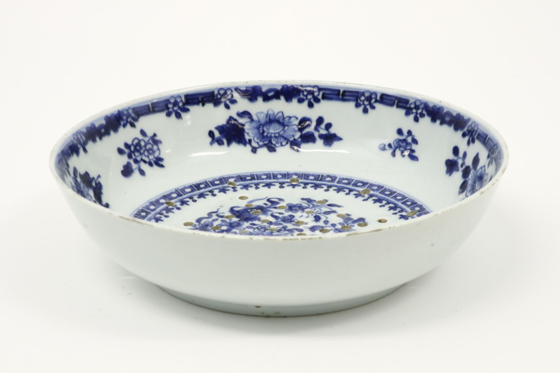 round 18th Cent. Chinese strawberry strainer in porcelain with floral blue-white decor || Ronde - Image 2 of 3