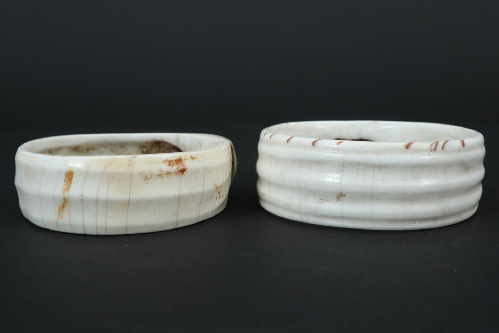 pair of Indonesian Borneo bangles in shell (with vegetal resin) || INDONESIË - BORNEO paar armbanden - Image 4 of 4