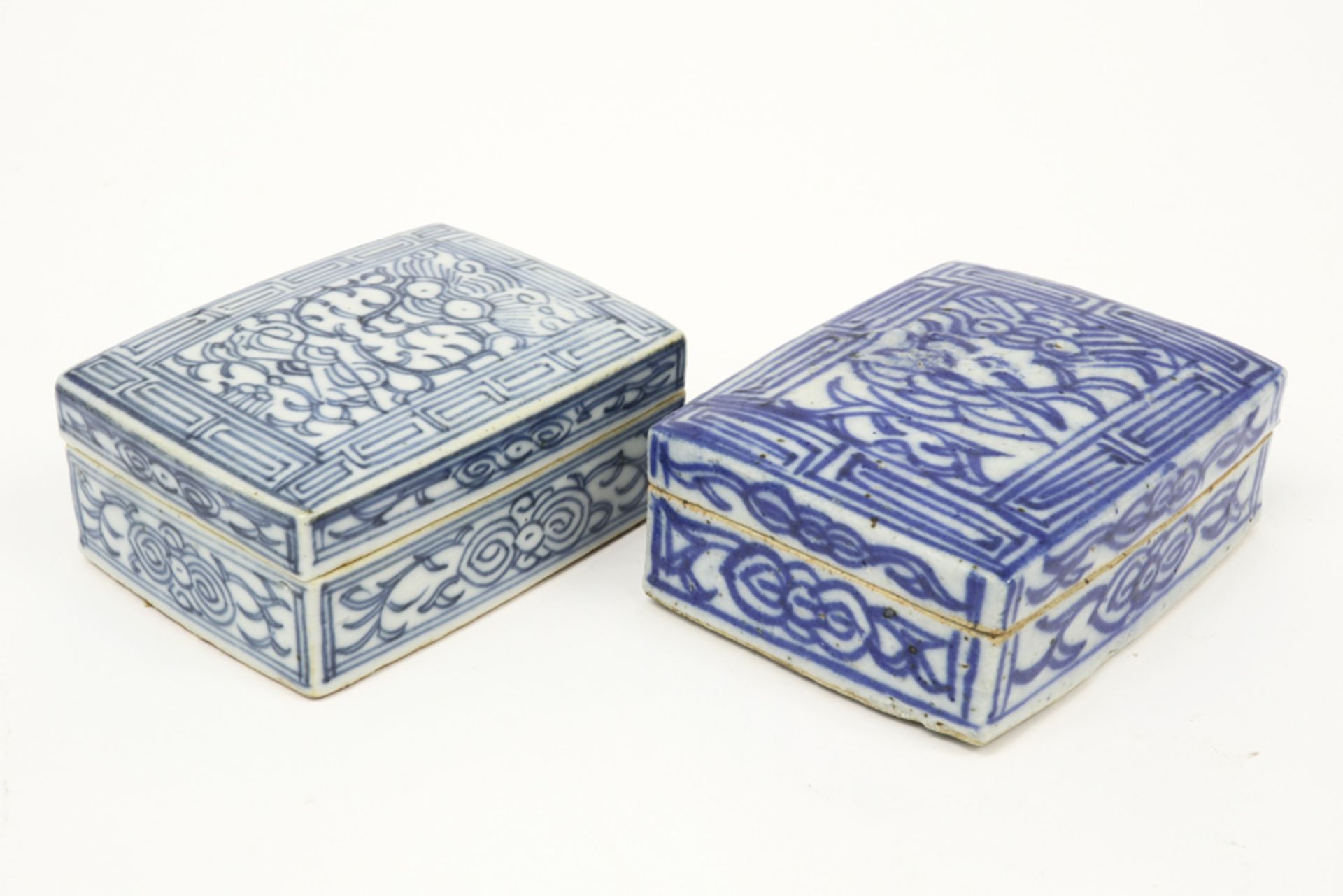 two small antique Chinese lidded boxes in porcelain with a blue-white decor & with on the inside