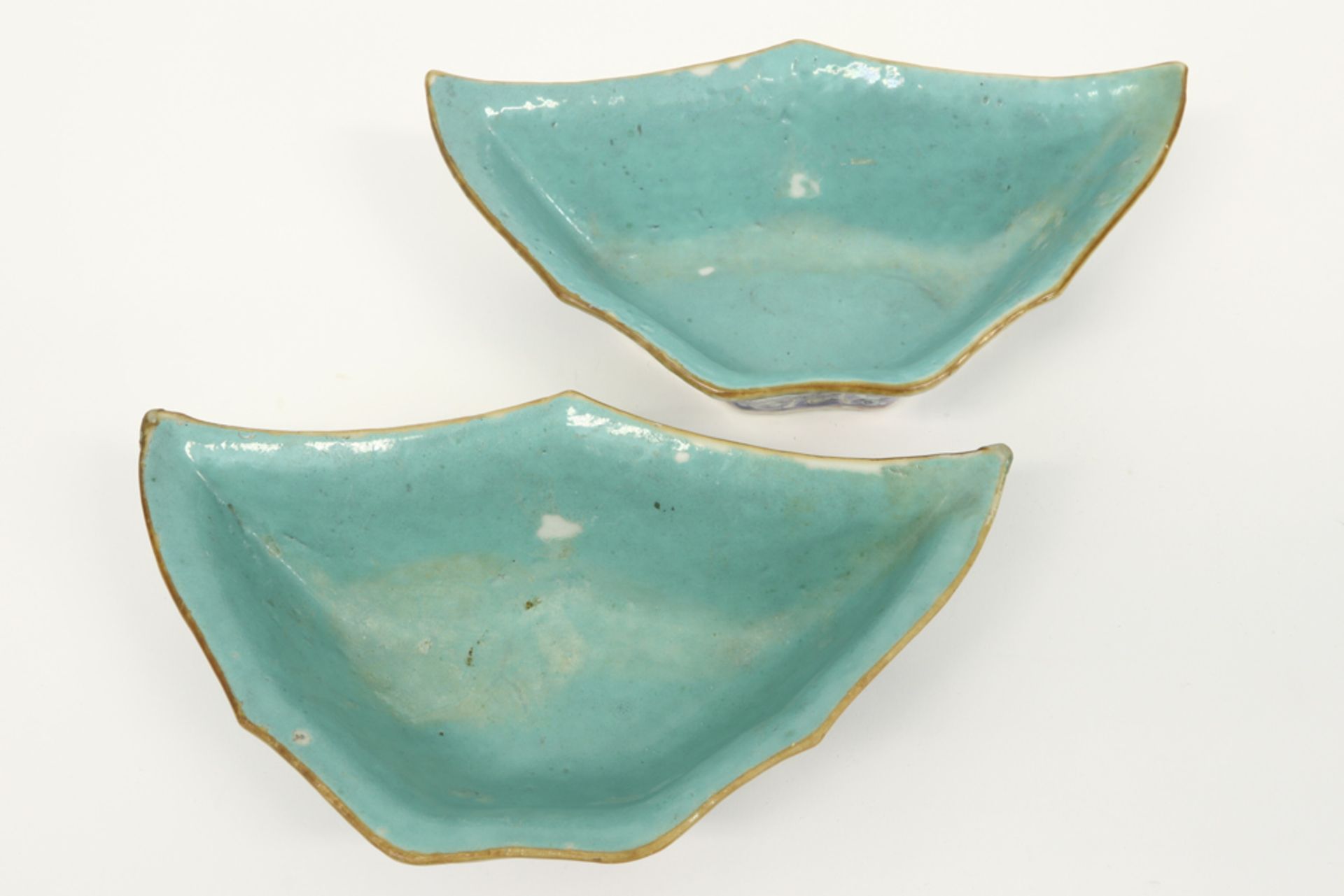 pair of antique Chinese dishes with a bat design in porcelain with a polychrome with bats || Paar - Bild 3 aus 4