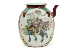 antique Chinese teapot in porcelain with a polychrome decor with figures || Antieke Chinese