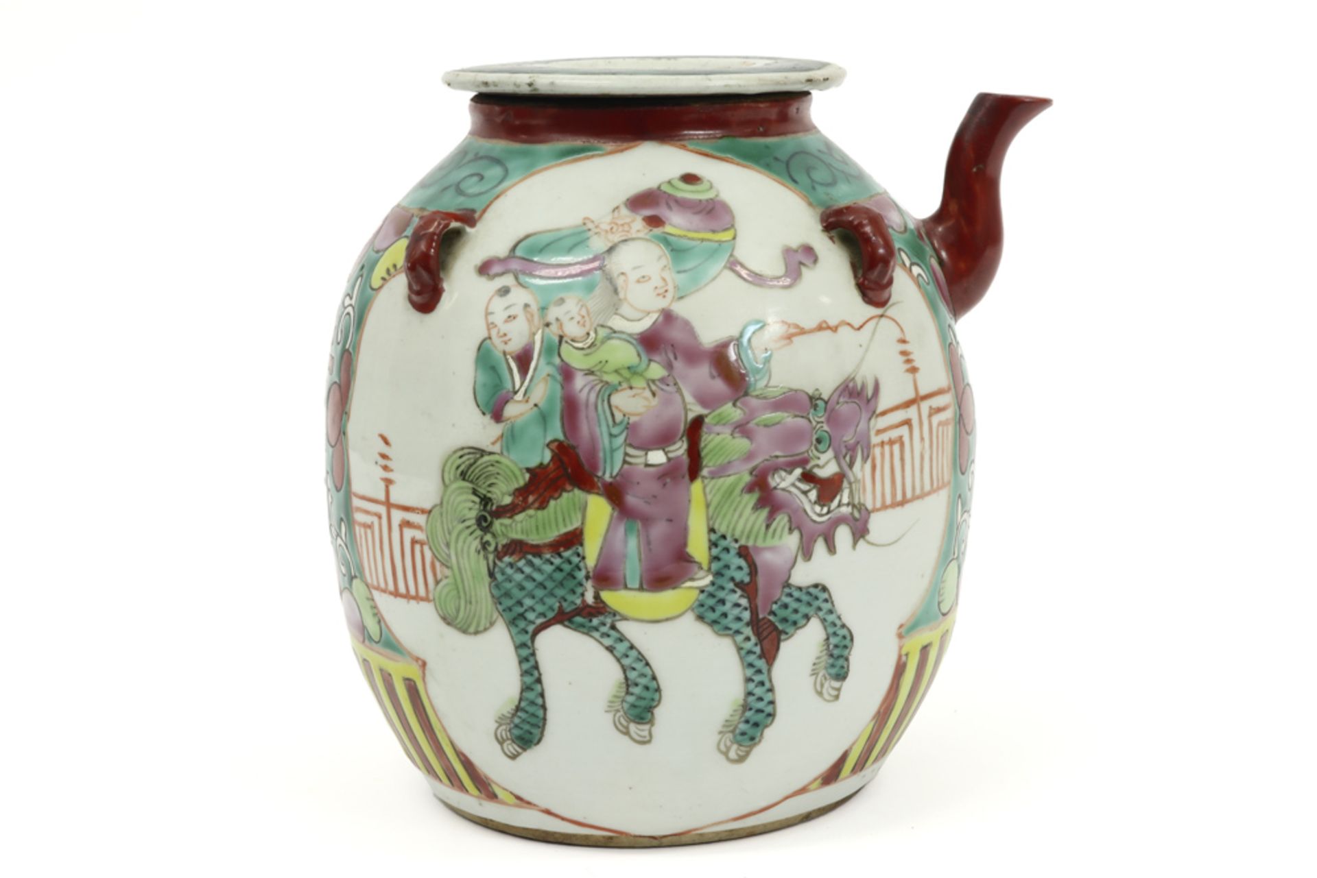 antique Chinese teapot in porcelain with a polychrome decor with figures || Antieke Chinese