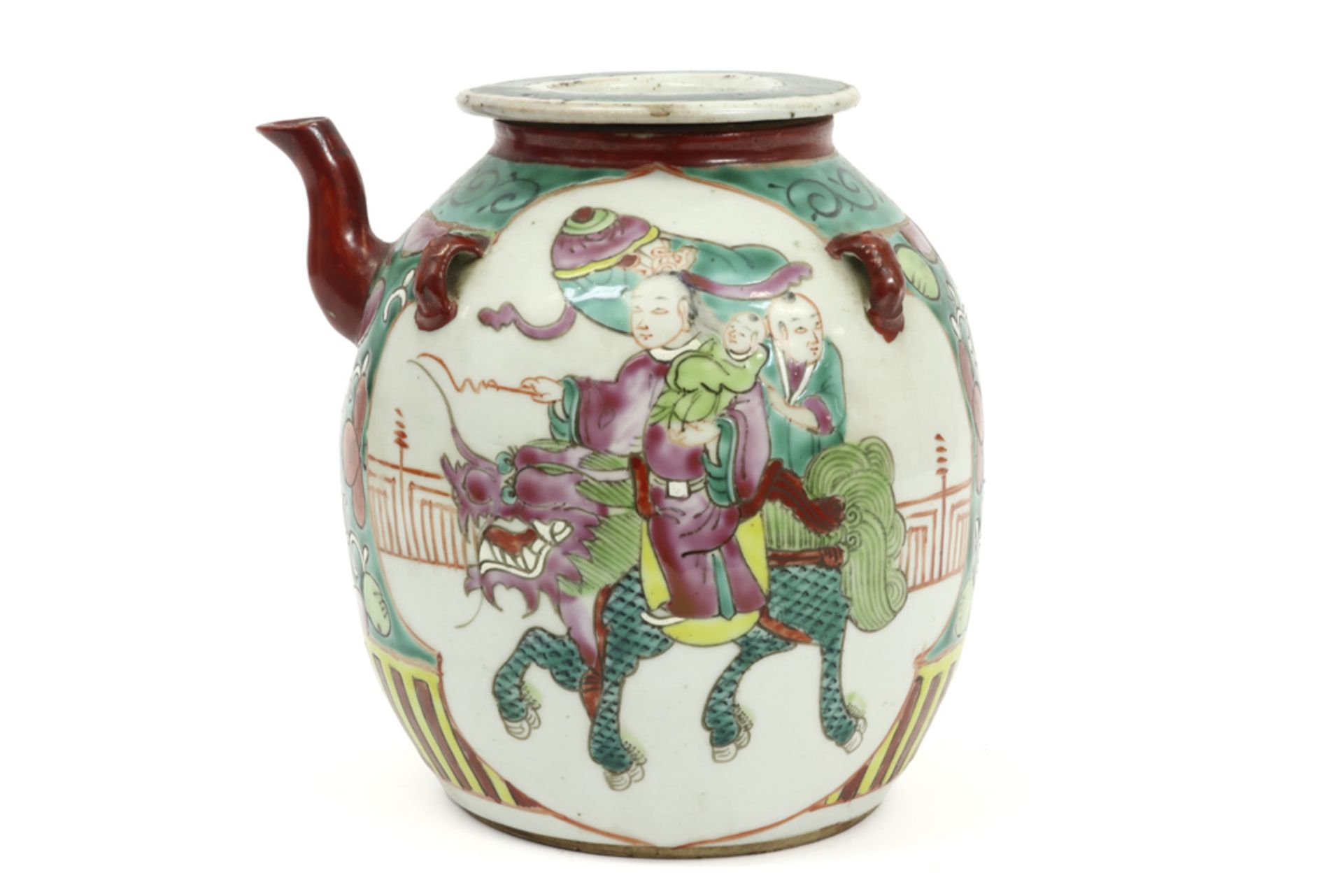antique Chinese teapot in porcelain with a polychrome decor with figures || Antieke Chinese - Image 2 of 6