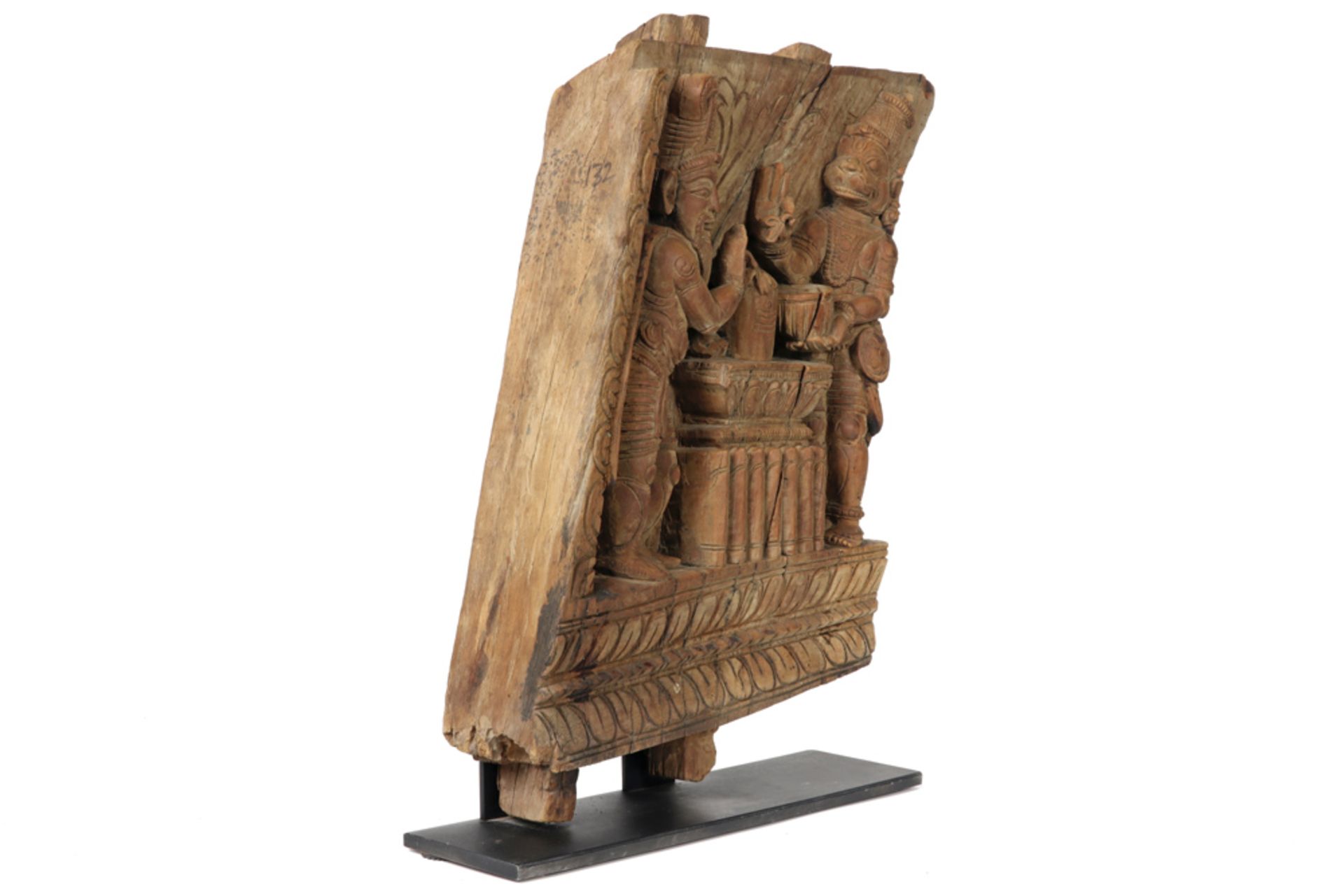 antique Indian temple char sculpture in wood with the depiction of Hanuman || Antieke Indische - Image 2 of 4