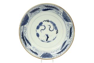 antique Japanese dish in porcelain with a blue-white decor || Antieke Japanse schaal in porselein