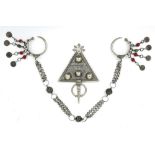 two pieces of "Berber" jewelry in a silver alloy || Lot van twee "Berber" juwelen in een