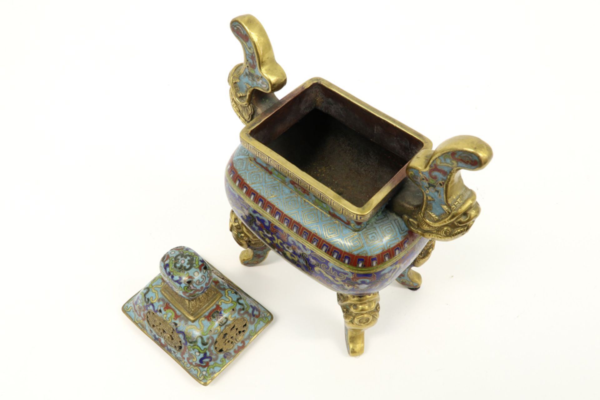 Chinese Qing style incense burner in polychrome cloisonné || Chinese gedekselde wierookbrander in - Image 5 of 7