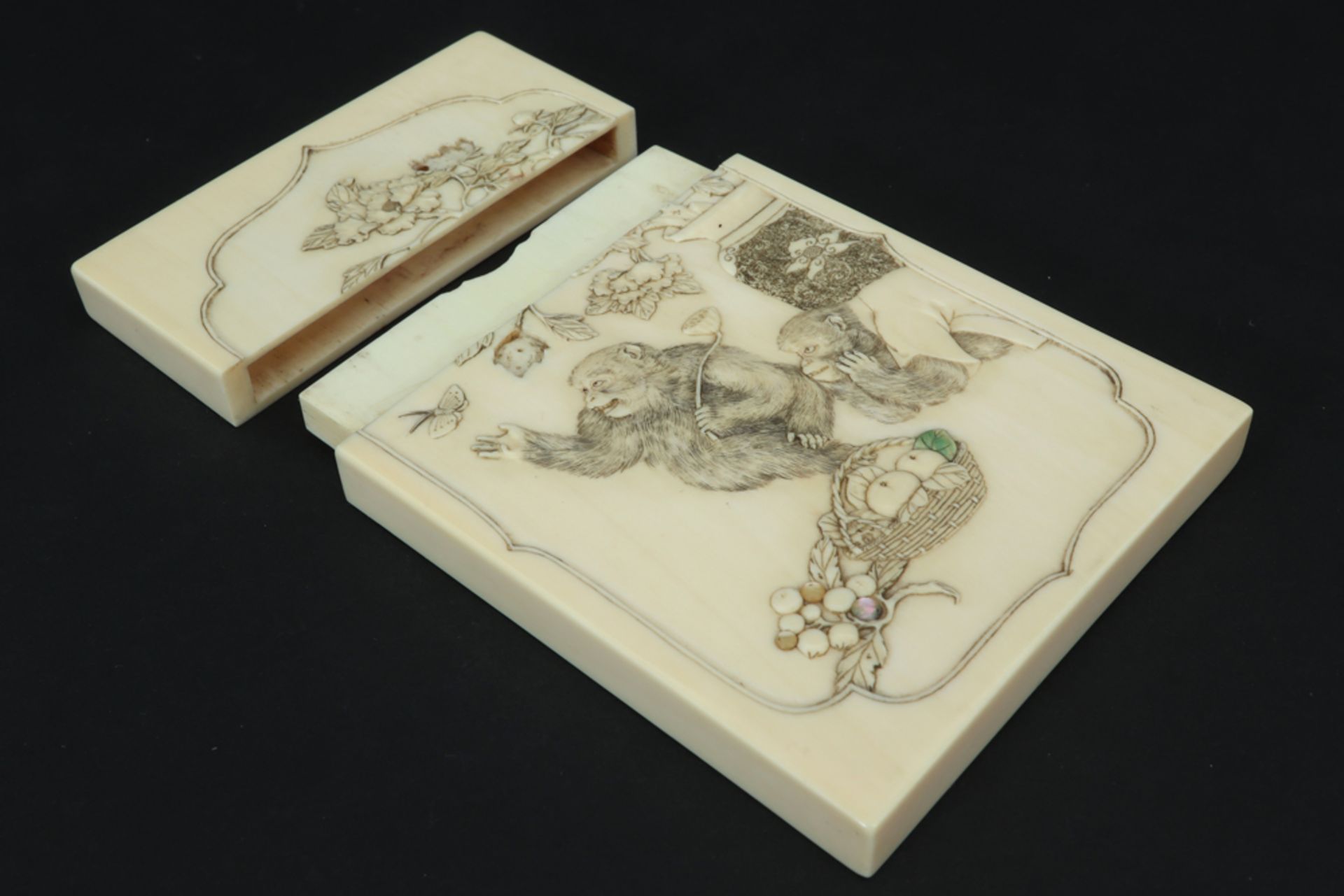 late 19th Cent. Japanese "Shibayama" cards box in ivory with inlay in gold, silver and mother of - Image 3 of 5