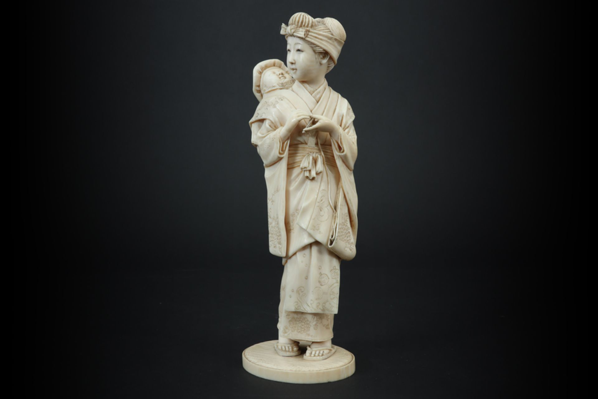 19th Cent. Japanese "Mother and Child" sculpture in ivory (with a missing mark) - with EU CITES - Bild 2 aus 6