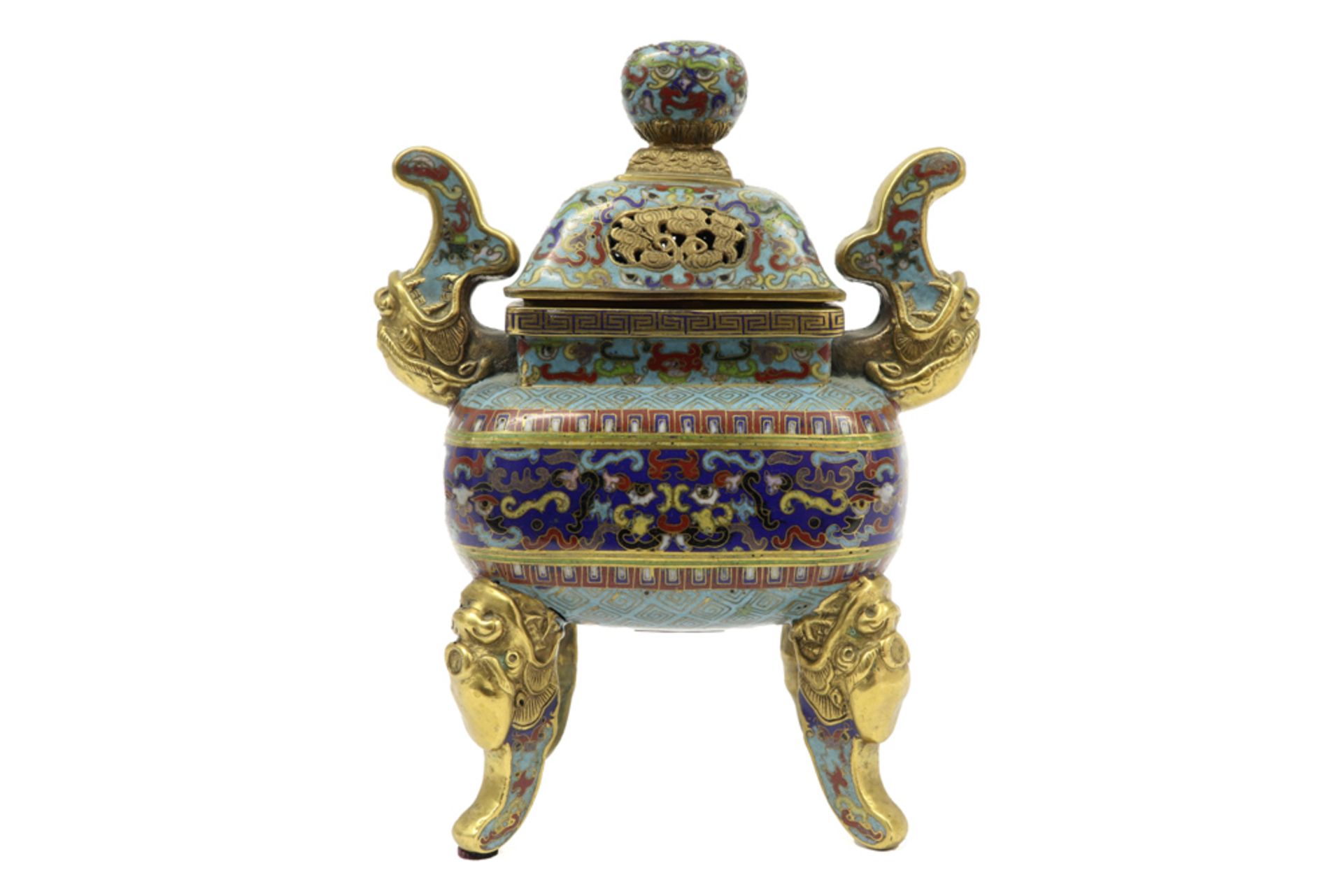 Chinese Qing style incense burner in polychrome cloisonné || Chinese gedekselde wierookbrander in