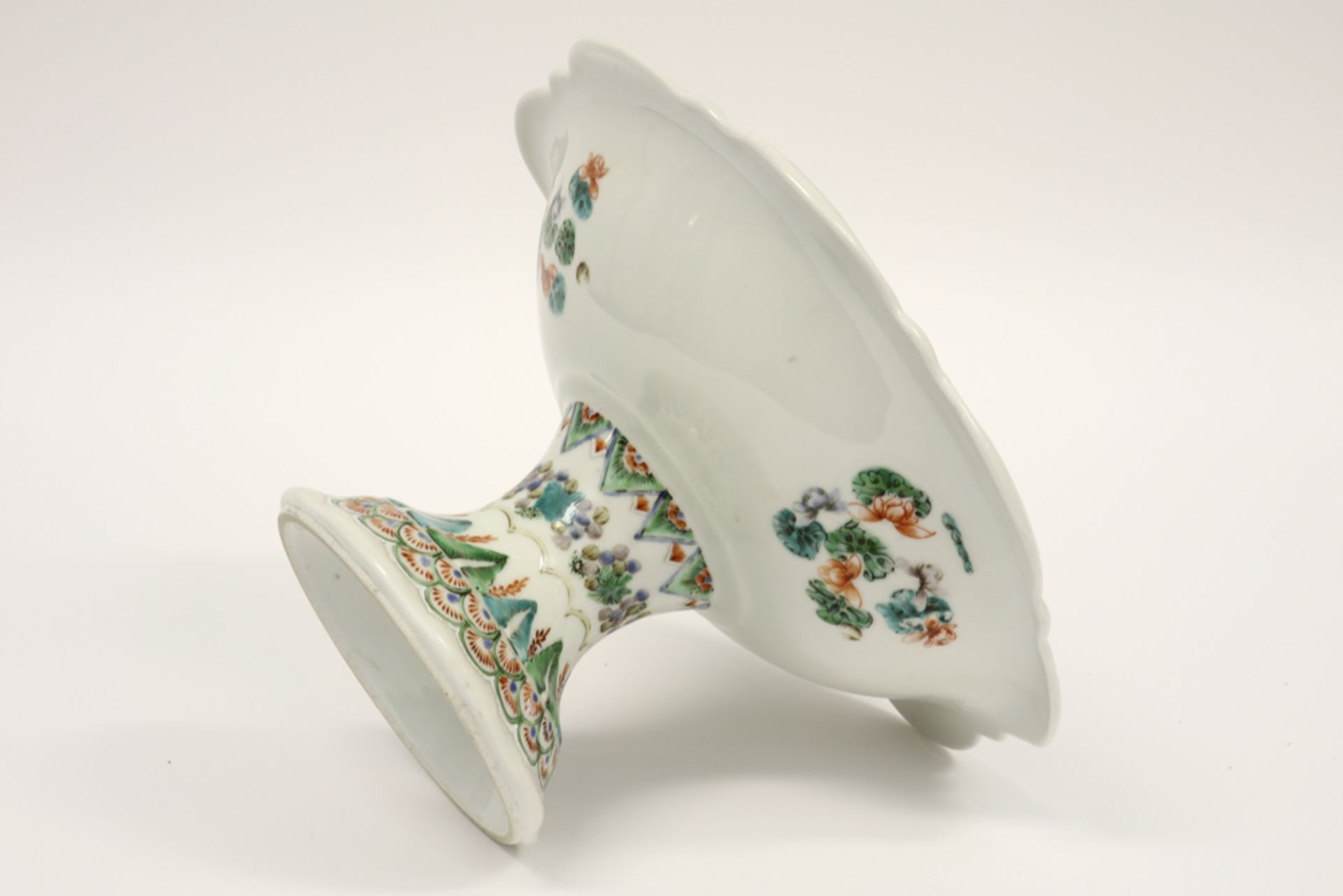 antique Chinese tazza in porcelain with a Famille Verte decor with flowers and with figures || - Bild 3 aus 3