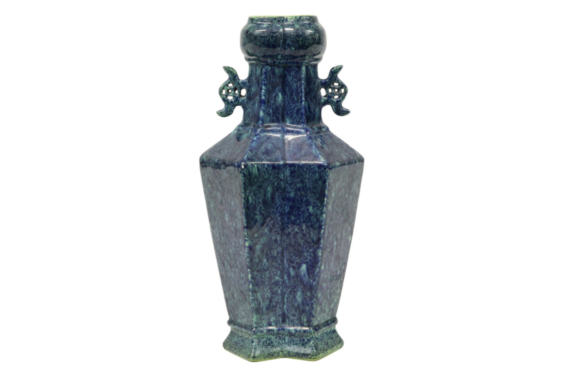 Chinese vase in marked porcelain with a blue and green glaze || Chinese vaas in gemerkt porselein