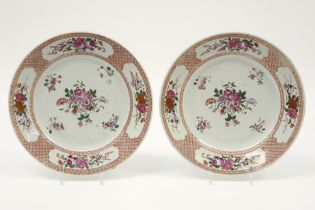 pair of 18th Cent. Chinese plates in porcelain with Famille Rose decor || Paar achttiende eeuwse