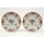 pair of 18th Cent. Chinese plates in porcelain with Famille Rose decor || Paar achttiende eeuwse