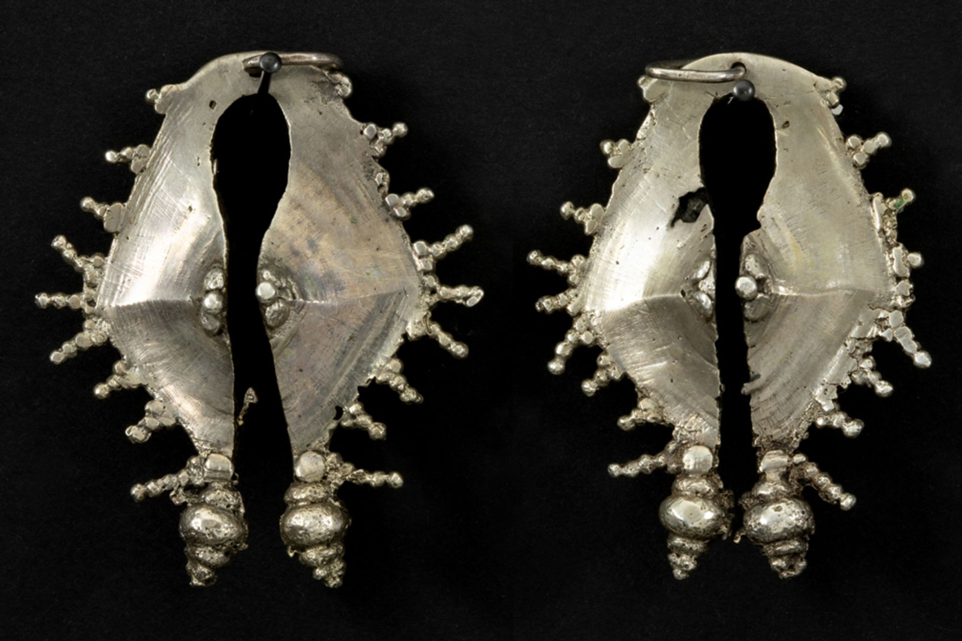 pair of Indonesian Sumba "Mamuli" earhangers in silver || INDONESIË / SUMBA EILAND - 19°/20° EEUW - Image 2 of 2