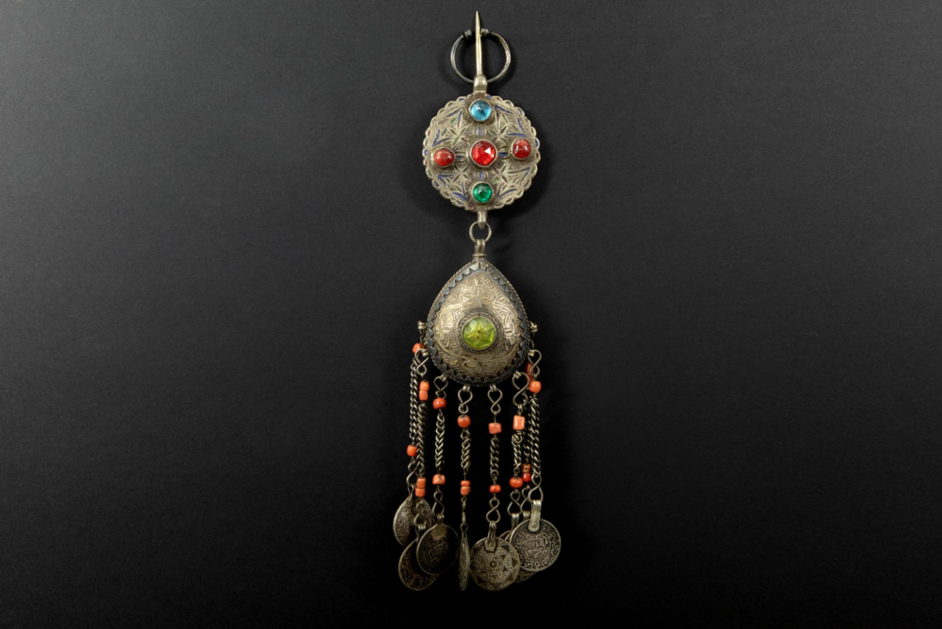'antique' Tuareg necklace with floches with coins and with coral beads || 'Antiek' Toeareg-juweel