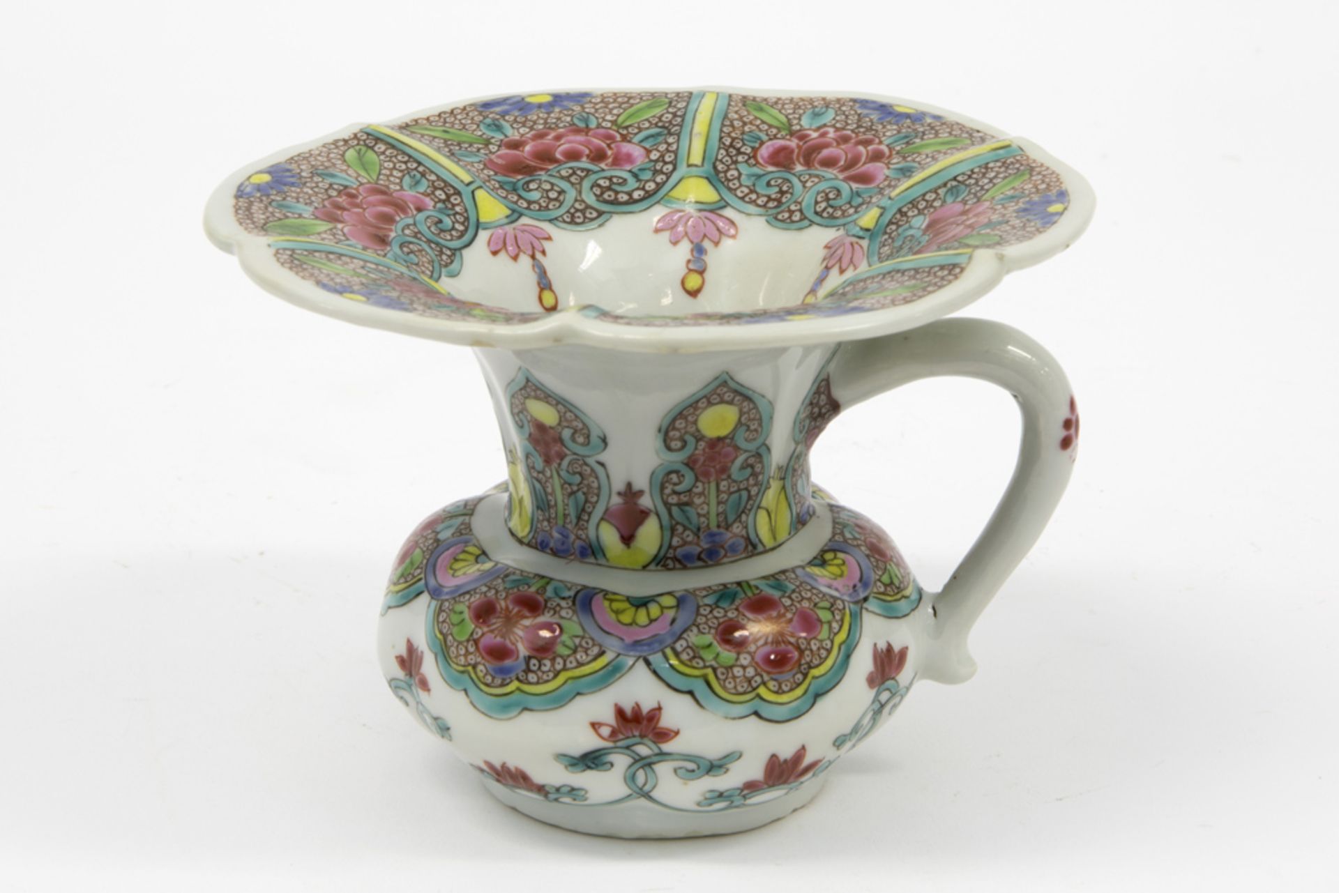 beautiful 18th Cent. Chinese spittoon in porcelain with a very nice floral 'Famille Rose' decor || - Bild 3 aus 6