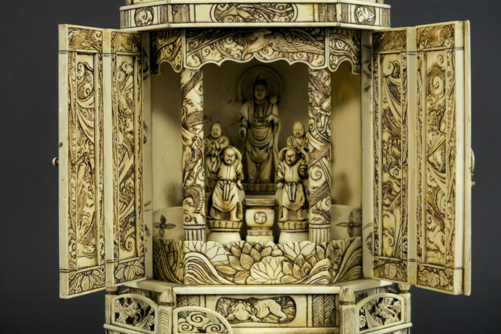 antique quite big Chinese house altar in carved ivory with a shrine with two doors hiding Boeddha - Bild 2 aus 6