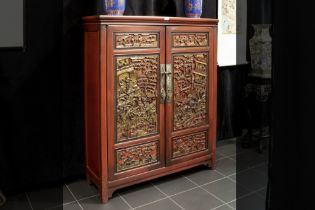 Chinese cabinet with antique panels with partially gilded bas-reliefs with figures || Chinees meubel