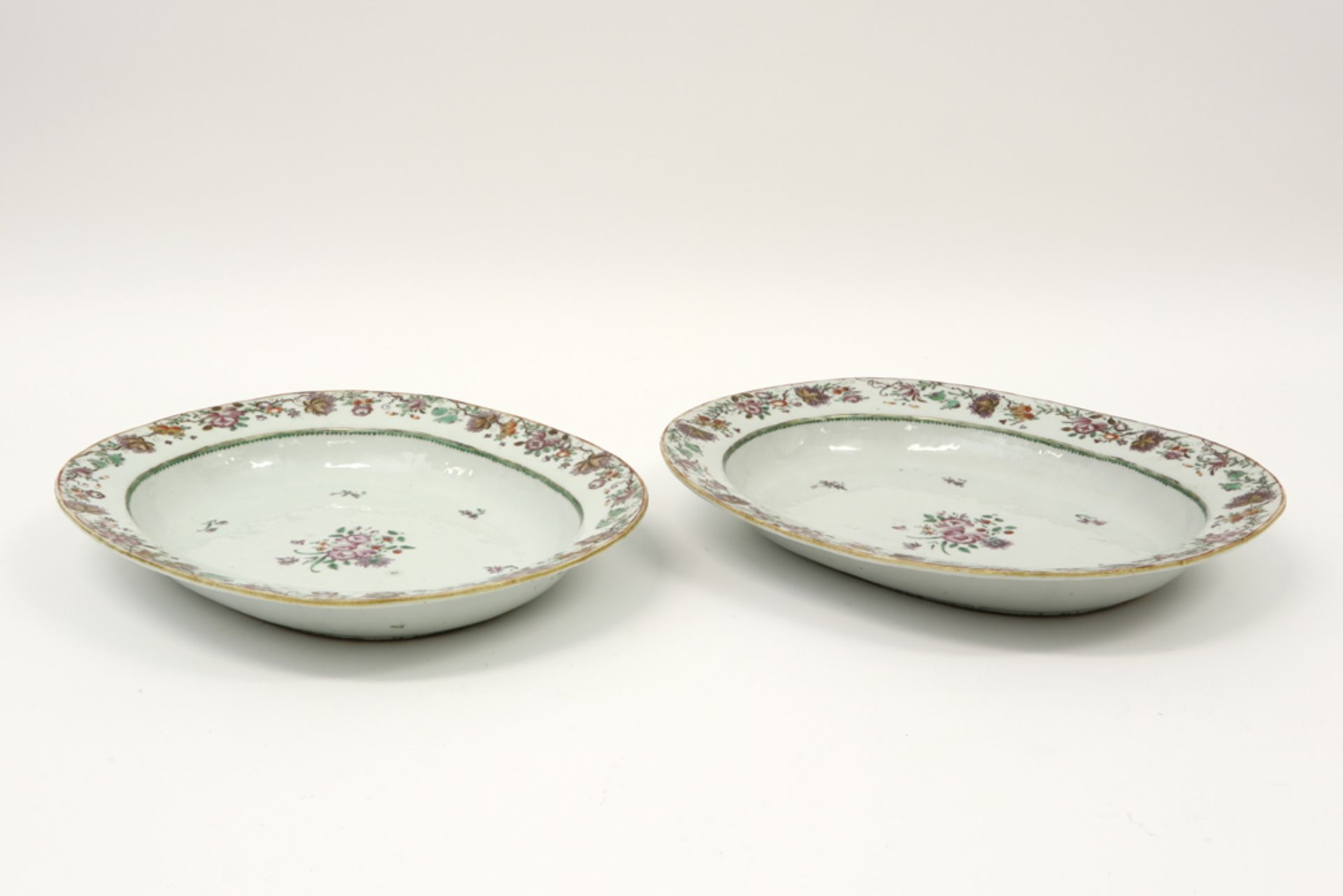 pair of quite big oval 18th Cent. Chinese (serving) dishes in porcelain with a floral Famille Rose - Image 3 of 3
