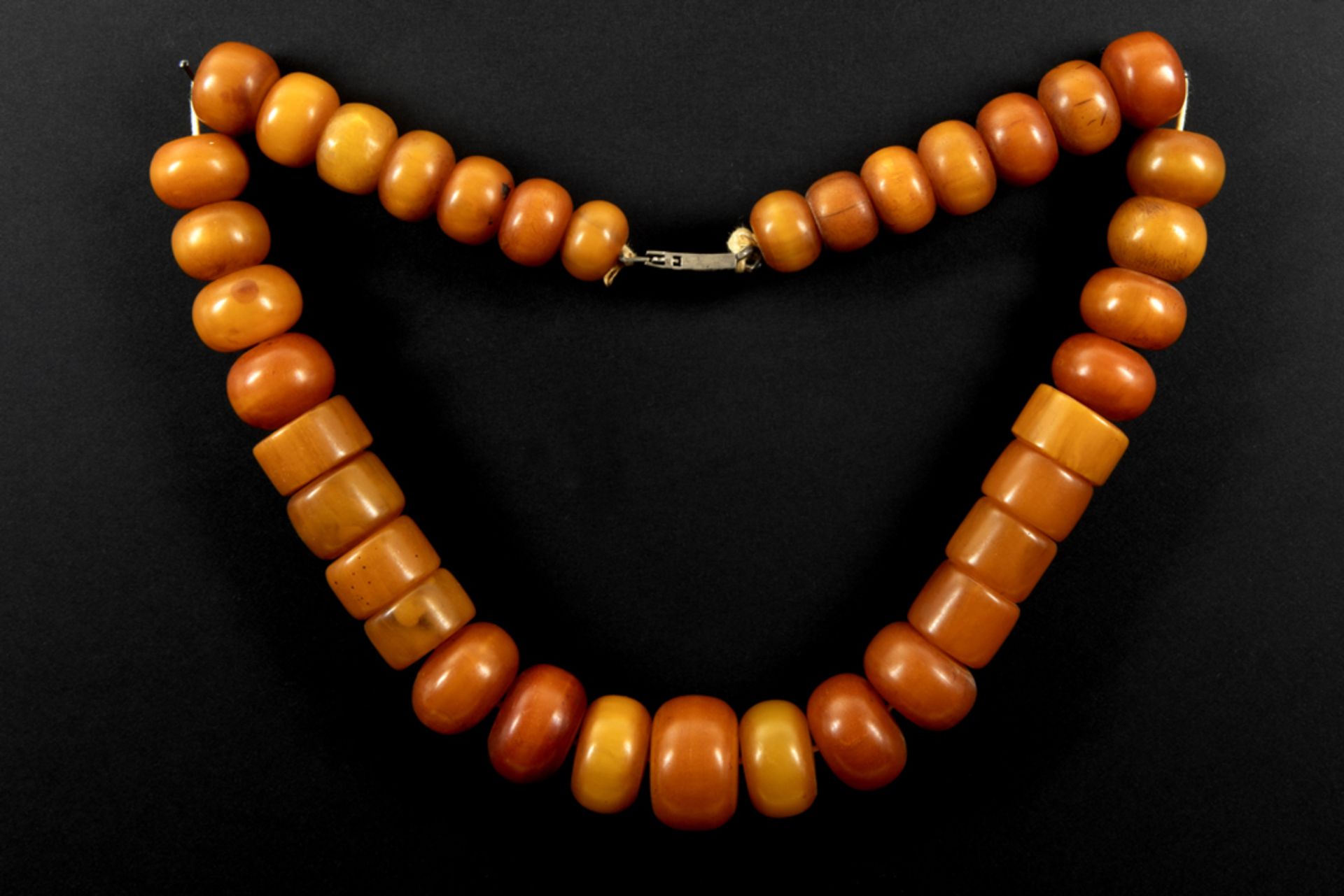 necklace with amber beads || Collier met kralen van amber - lengte : ca 70 cm - gewicht : 265 gram