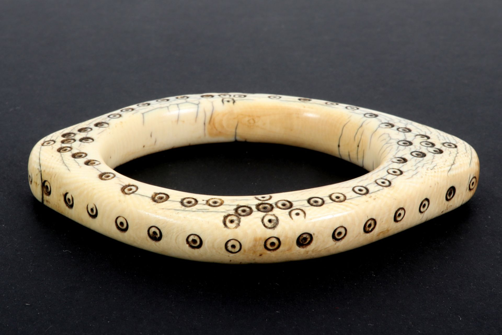 rare African Congolese 'Lega' bracelet in bone with nice patina and with a typical eye shape || - Bild 3 aus 3