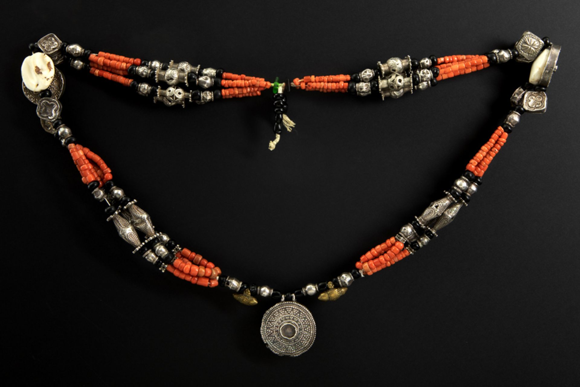North African Berber silver necklace with beads in coral, bone and silver || Noord-Afrikaanse Berber