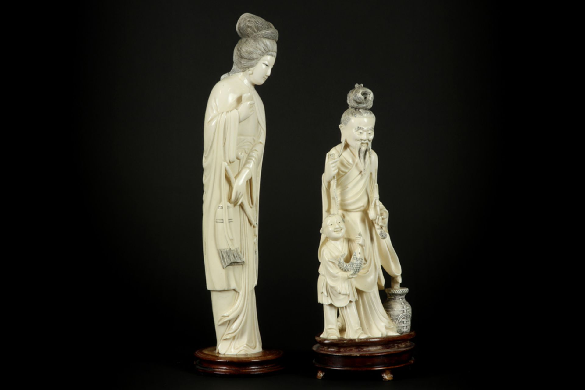 two old Chinese sculptures in ivory - with EU CITES certification || Lot van twee Chinese sculpturen - Bild 4 aus 6