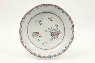 18th Cent. Chinese dish in porcelain with Famille Rose decor with flowers || Achttiende eeuwse