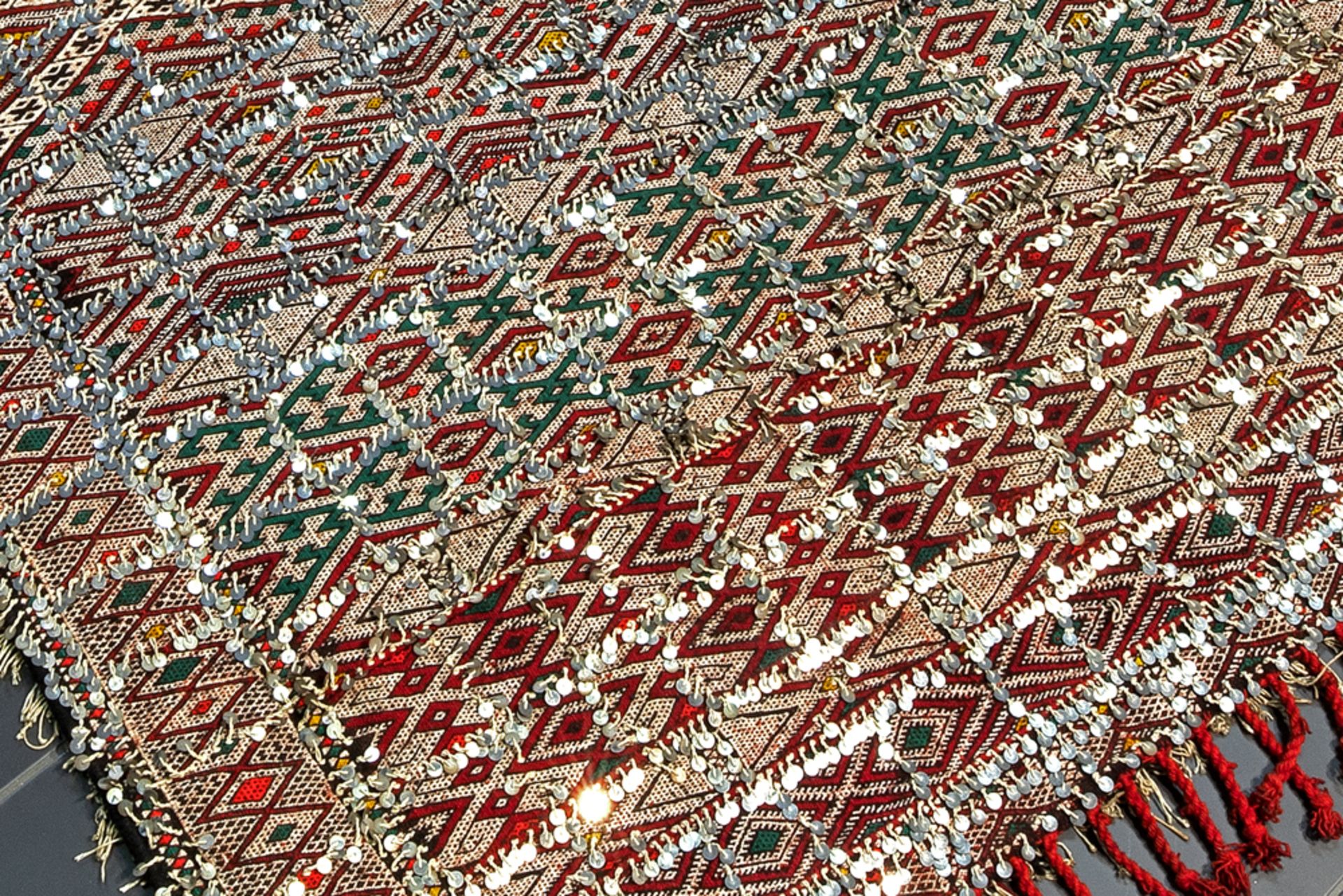 Berber bridal kilim rug in wool on wool with inlaid fabrics and sewn-on sequins || Origineel - Image 3 of 4