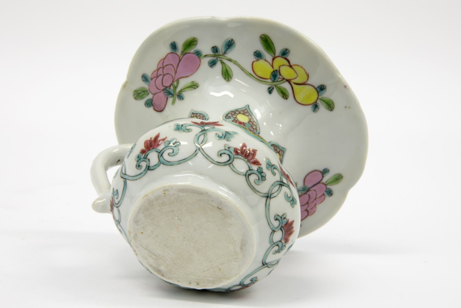 beautiful 18th Cent. Chinese spittoon in porcelain with a very nice floral 'Famille Rose' decor || - Bild 6 aus 6