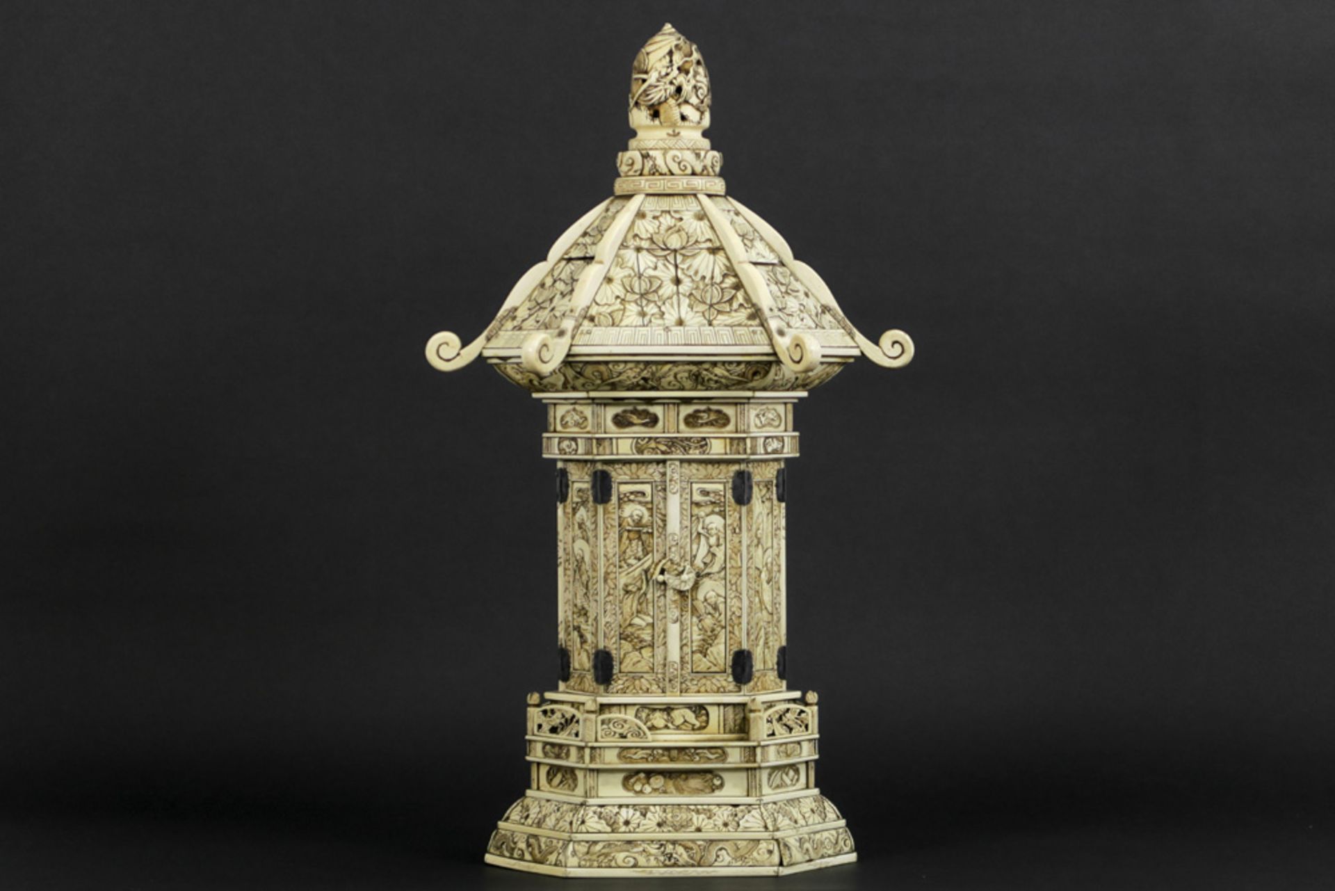 antique quite big Chinese house altar in carved ivory with a shrine with two doors hiding Boeddha - Bild 3 aus 6