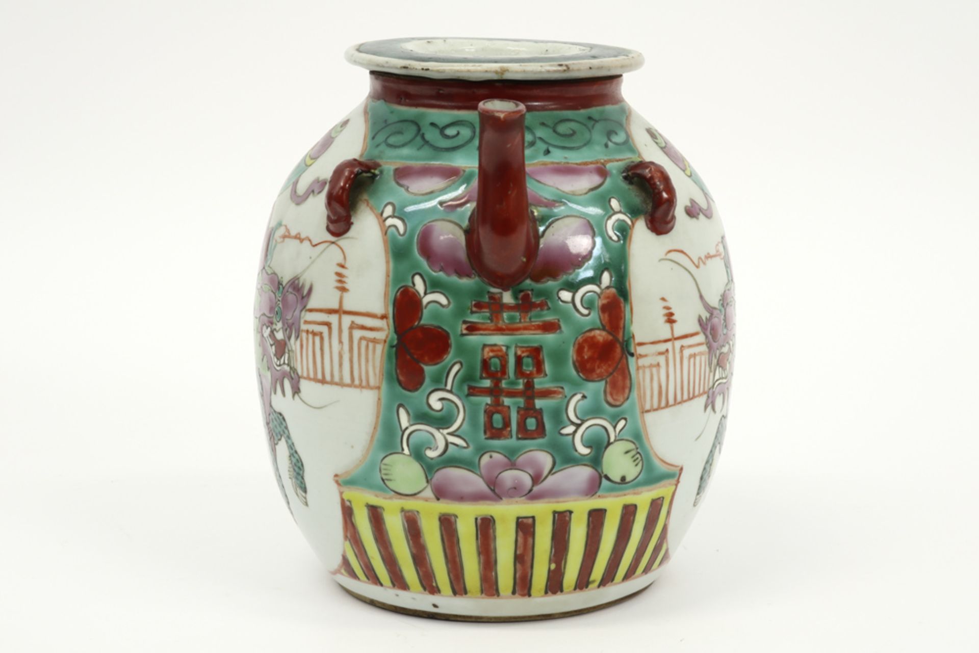 antique Chinese teapot in porcelain with a polychrome decor with figures || Antieke Chinese - Image 4 of 6