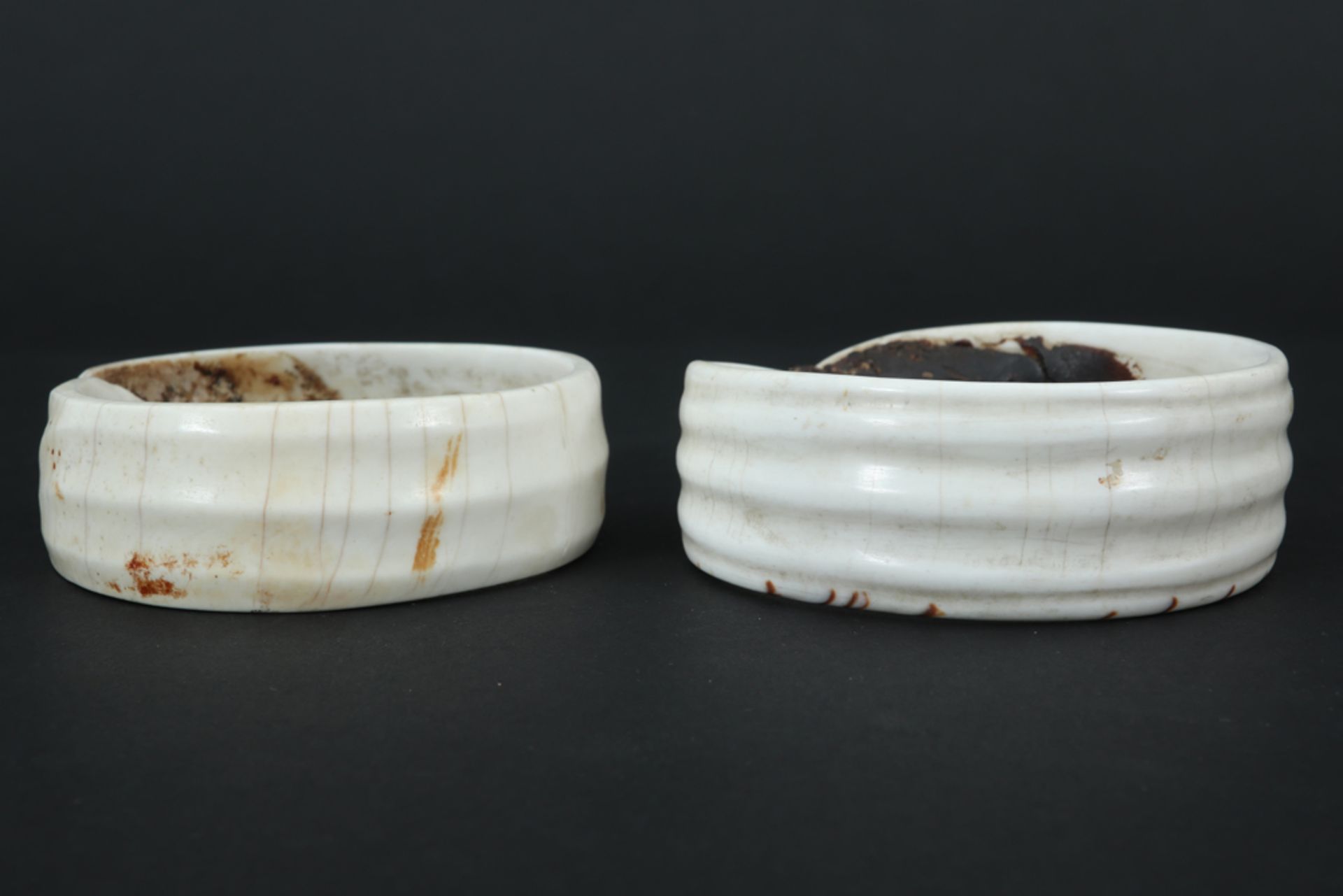 pair of Indonesian Borneo bangles in shell (with vegetal resin) || INDONESIË - BORNEO paar armbanden - Image 3 of 4