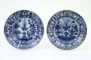 pair of 18th Cent. Chinese plates in porcelain with a blue/white decor with bird and flowers || Paar