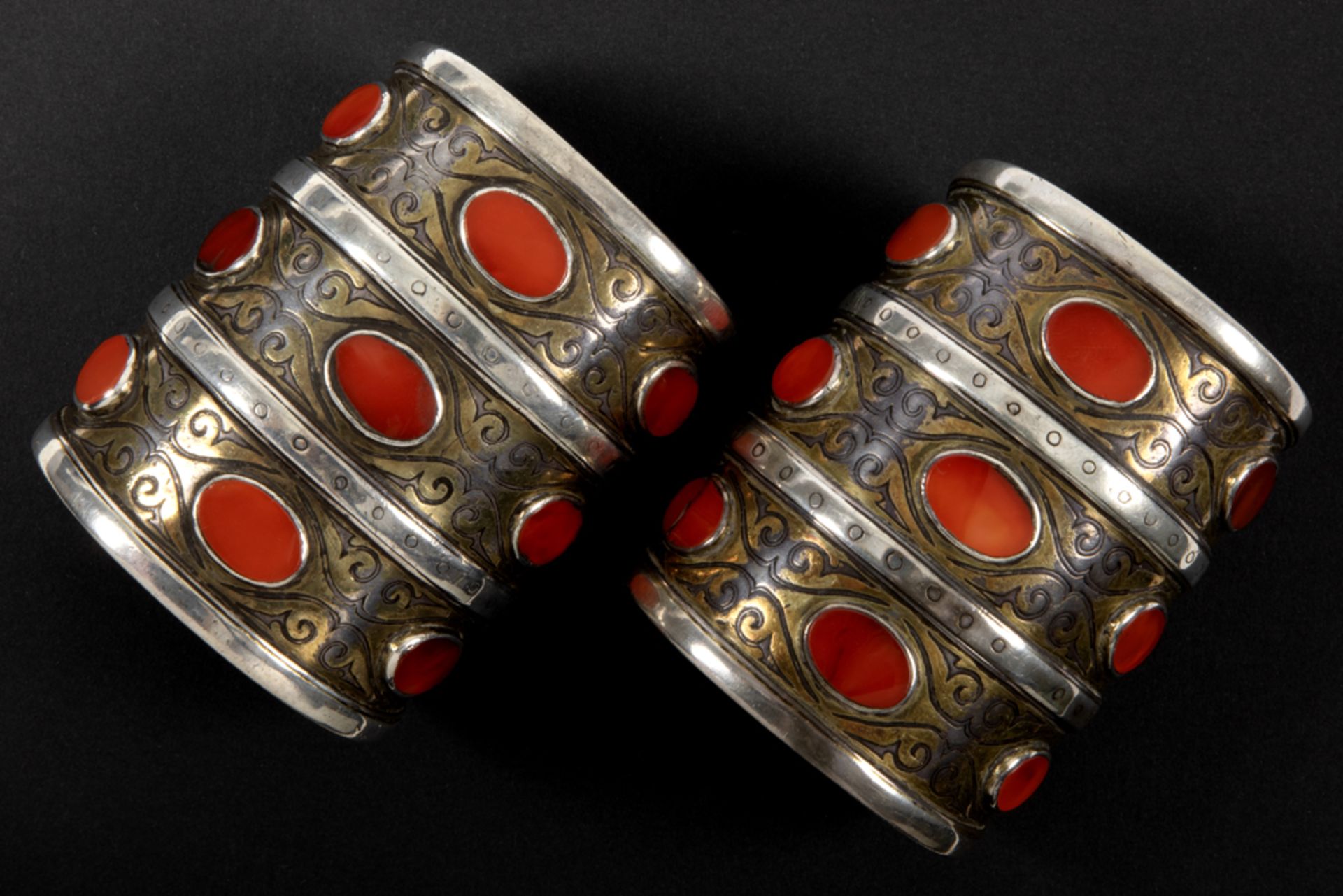 pair of antique Turkmen silver bracelets with carnelians || Paar antieke Turkmeense armbanden in