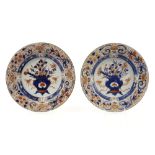 pair of 18th Cent. Chinese plates in porcelain with a fine Imari decor with jardinier || Paar