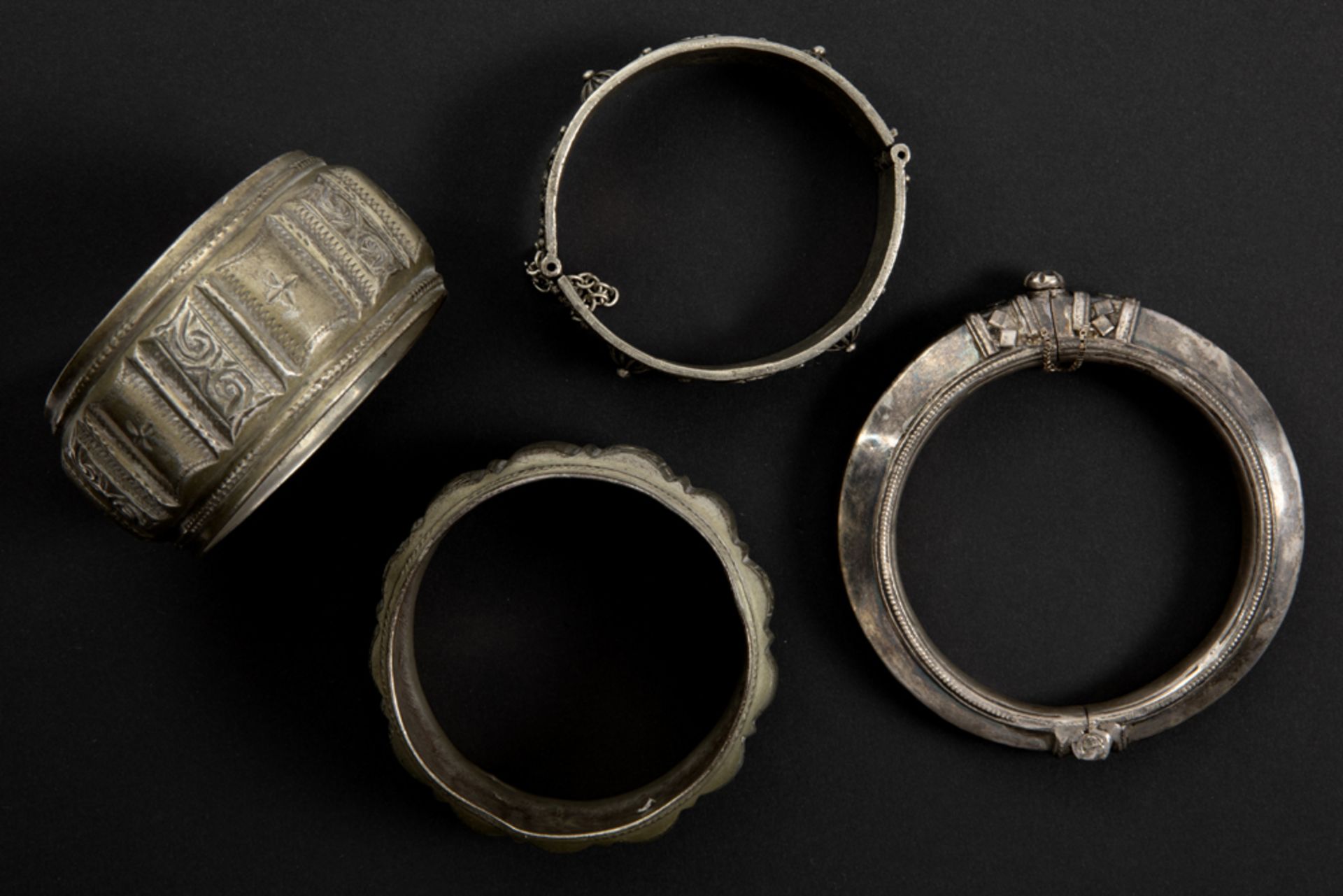 four "Berber" bangles in a silver alloy || Lot van vier "Berber" bracelets in een zilverlegering - - Bild 2 aus 2