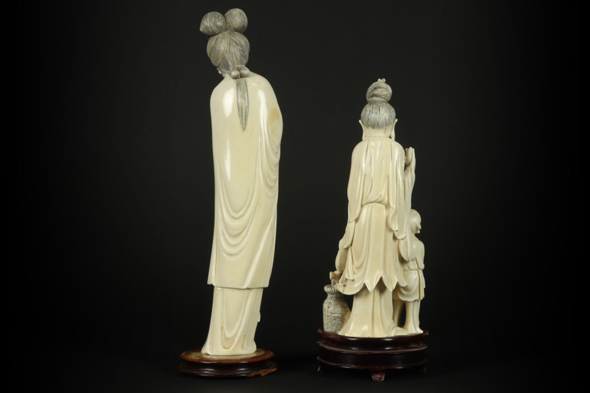two old Chinese sculptures in ivory - with EU CITES certification || Lot van twee Chinese sculpturen - Bild 3 aus 6
