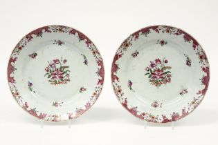 pair of 18th Cent. Chinese plates in porcelain with a floral 'Famille Rose' decor || Paar achttiende