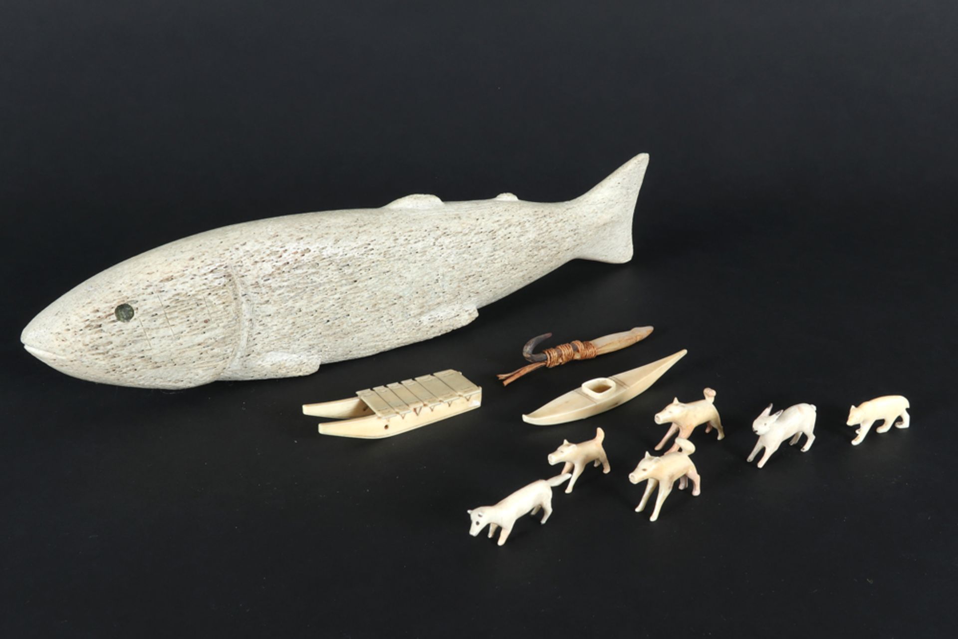 several Inuit items amongst which a bone fish and a fishhook || Lot Inuit artefacten waaronder een