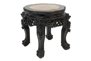 antique Chinese pedestal in carved wood with marble top || Antieke Chinese piedestalle/bijzettafel