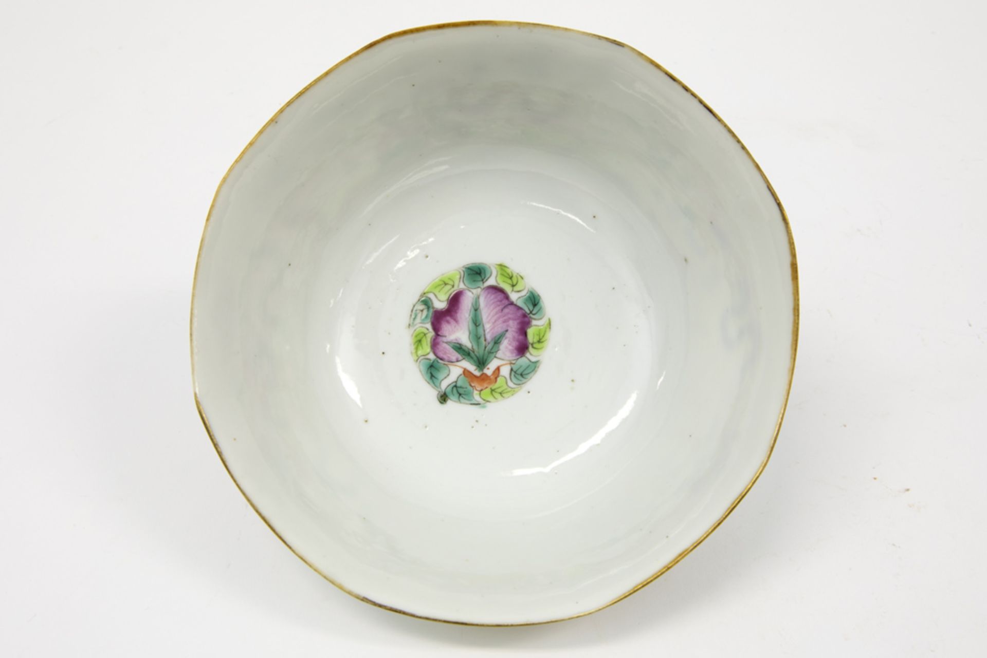 19th Cent. Chinese bowl in Hsien Feng (Xian Feng) marked porcelain with a polychrome decor || - Image 5 of 7