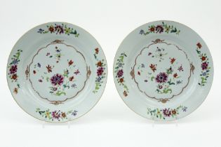 pair of 18th Cent. Chinese dishes in porcelain with a floral 'Famille Rose' decor || Paar achttiende