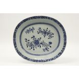 quite big oval 18th Cent. Chinese dish in porcelain with floral blue-white decor || Vrij grote ovale