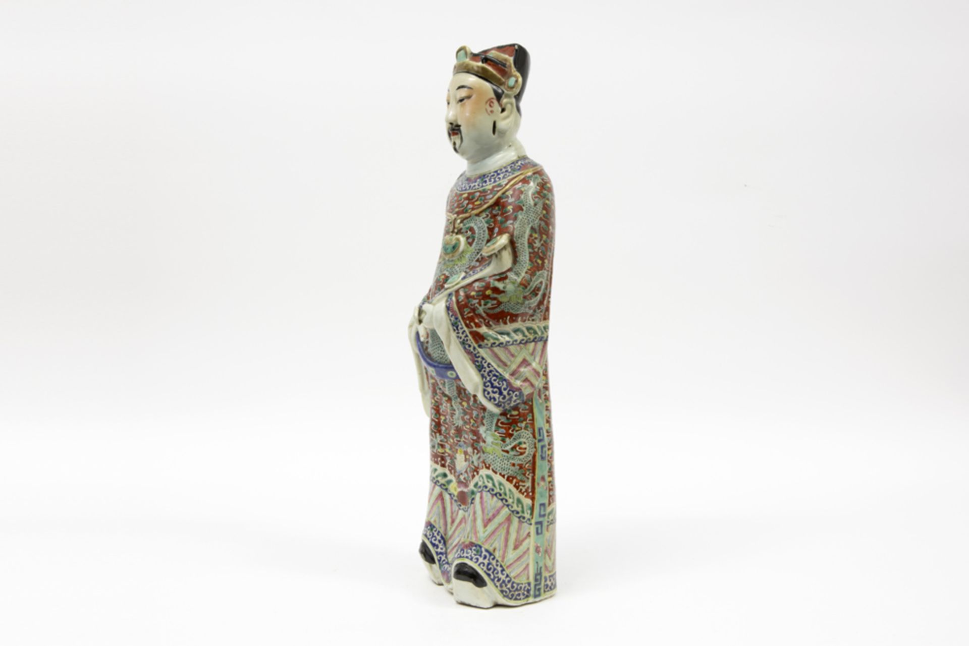 antique Chinese "Emperor" sculpture in marked and polychromed porcelain || Antieke Chinese sculptuur - Bild 3 aus 4