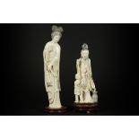 two old Chinese sculptures in ivory - with EU CITES certification || Lot van twee Chinese sculpturen