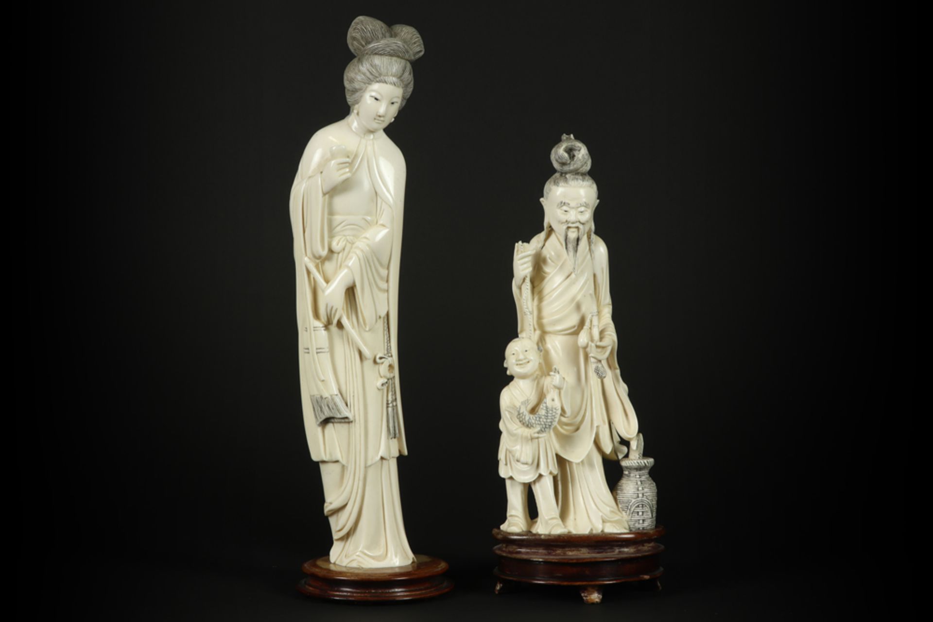 two old Chinese sculptures in ivory - with EU CITES certification || Lot van twee Chinese sculpturen