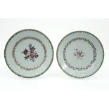 two 18th Cent. Chinese plates in porcelain with a floral 'Famille Rose' decor || Twee achttiende