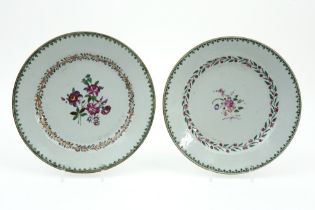 two 18th Cent. Chinese plates in porcelain with a floral 'Famille Rose' decor || Twee achttiende